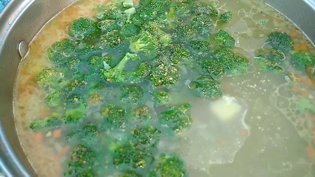 Изумительный супчик с капустой брокколи, плавлеными сырками и на курином бульйоне