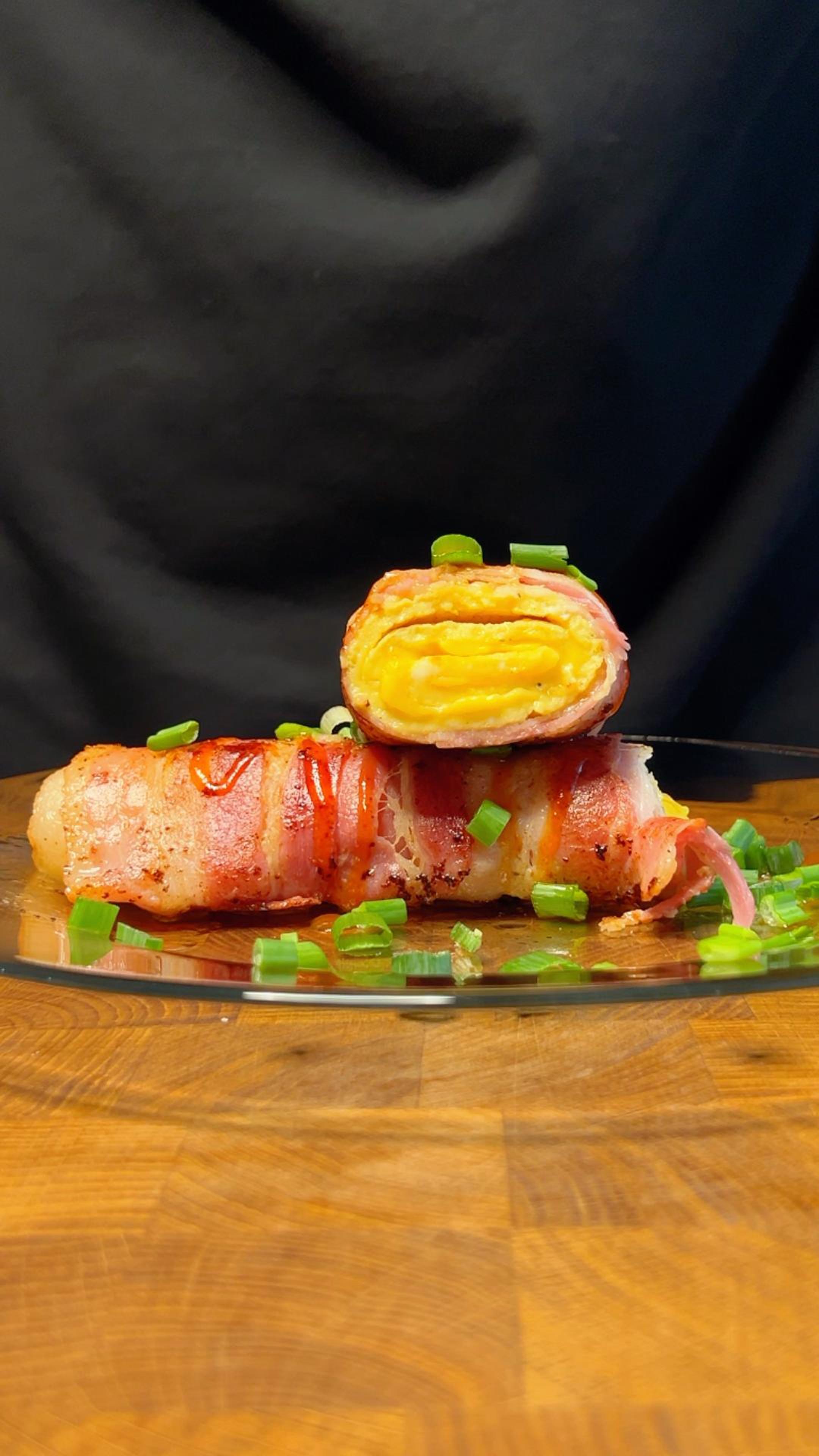 Яичный рулет с беконом и сыром #shorts смотреть онлайн