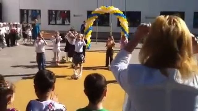 Танец. Дети и воспитатель смотреть онлайн