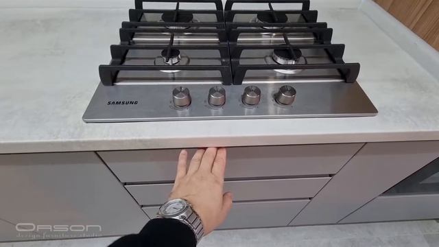 Сучасна, пряма кухня студія з пеналами, та з вбудованим холодильником смотреть онлайн