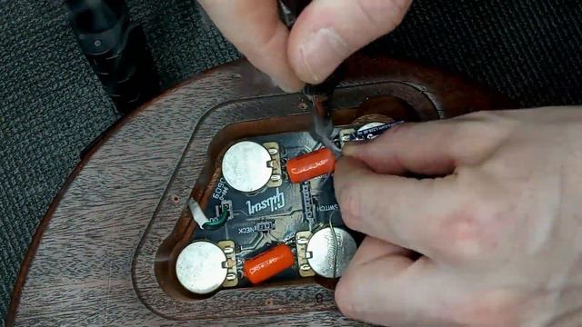 Boffin FX Upgrades a Gibson Les Paul Studio Fast Motion смотреть онлайн