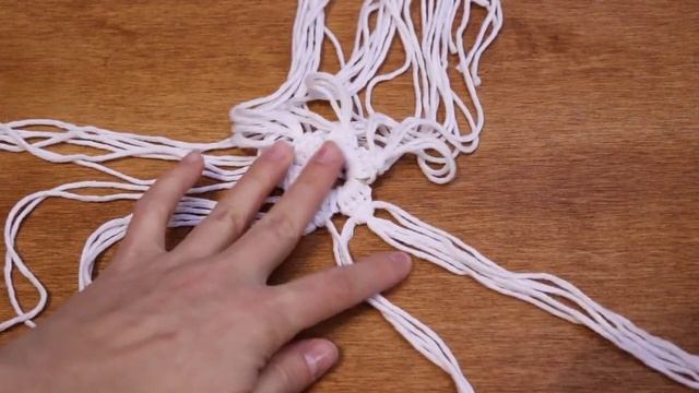 Простая снежинка в технике макраме, для начинающих. Новогодний декор, мастер-класс смотреть онлайн