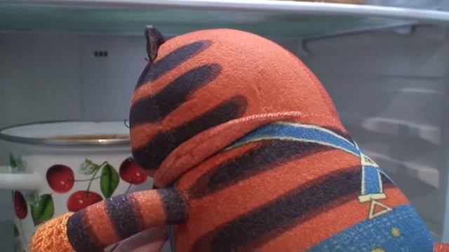 НАС И ЗДЕСЬ НЕ ПЛОХО КОРМЯТ! смотреть онлайн