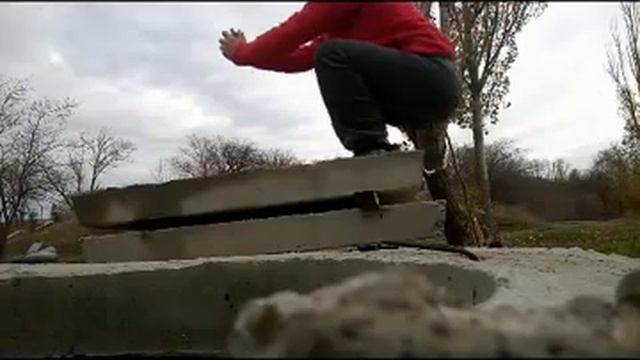 Прыжки на тумбу (в роли тумбы - какой-то строительный винегрет) смотреть онлайн