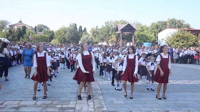 День знаний в Херсонесе: танец первоклашек смотреть онлайн