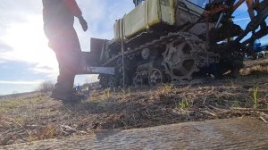 Как соединить гусеницу на тракторе ДТ75?Соединяю башмаки гусянки на звездочке