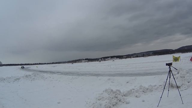 Как отдыхают в Сибири? Озеро, мороз, ветер. Гонки по озеру, как они есть... смотреть онлайн