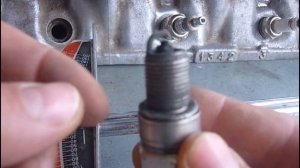 Поэтому может сорвать резьбу в головке под свечу. Как поменять свечи зажигания и не навредить