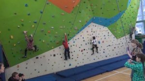 Первые Алисины соревнования по скалолазанию. Детский скалодром во Фрунзенском р-не Санкт-Петербурга