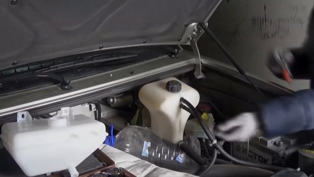 Лечим "детскую" болячку Патриота - меняем расширительный бачок смотреть онлайн