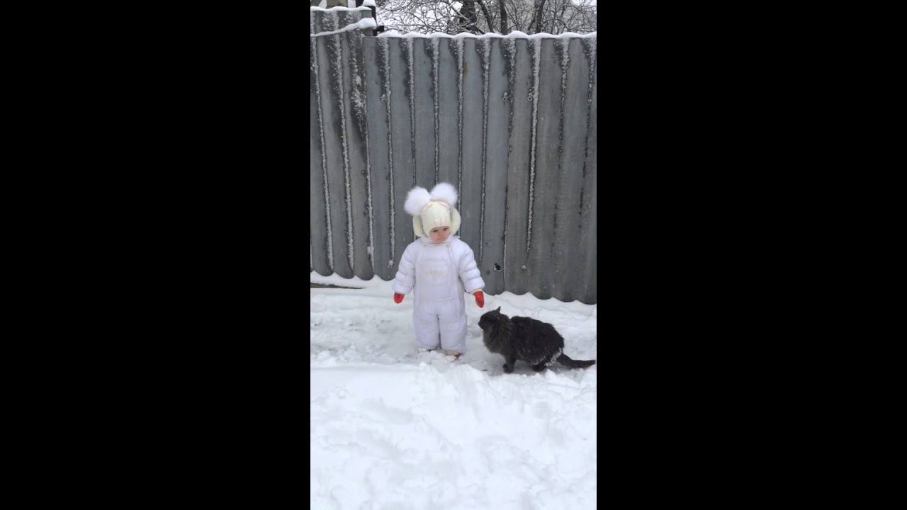 A Touching Meeting: Cute Baby Girl and Friendly Cat смотреть онлайн