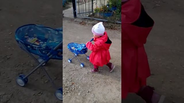 Вероничка ходила покупать коляску своей куколка... смотреть онлайн