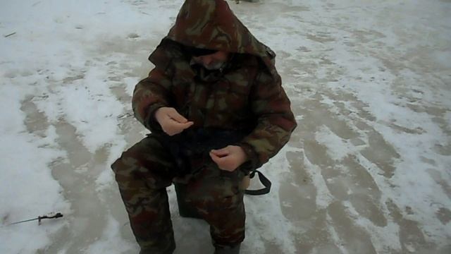Зимняя рыбалка на мормышку в глухозимье, на малой речке Подмосковья. смотреть онлайн