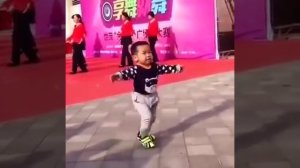 Китайский малыш танцует