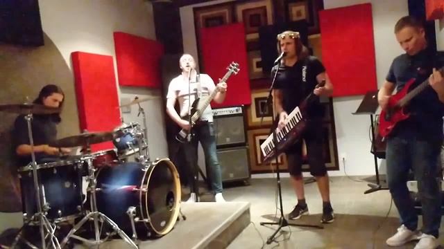 "Ты зачем кинула телефон!", или наш мрачный кавер на Ляписа смотреть онлайн