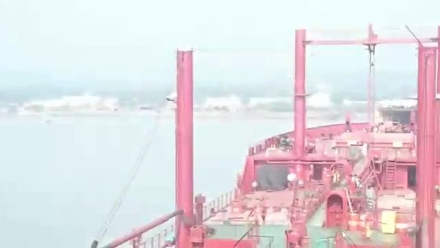 Танкер "Бухта Славянка" выбрасывается на берег разделочной верфи в Читтагонге . смотреть онлайн