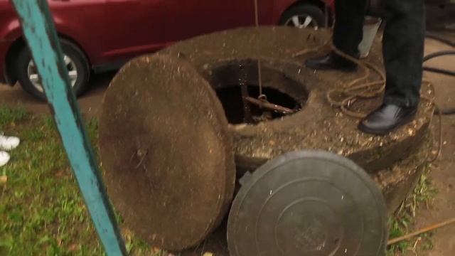 В Смоленске прочищают ливнёвки смотреть онлайн