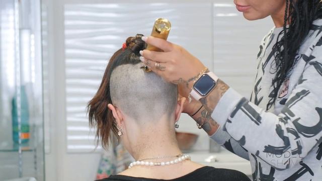 Woman at the barbershop to make a smooth shiny headshave. [Trailer] смотреть онлайн