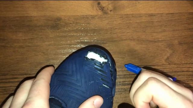 Как заклеить дырку в кроссовках? // Как заклеить обувь в домашних условиях? смотреть онлайн