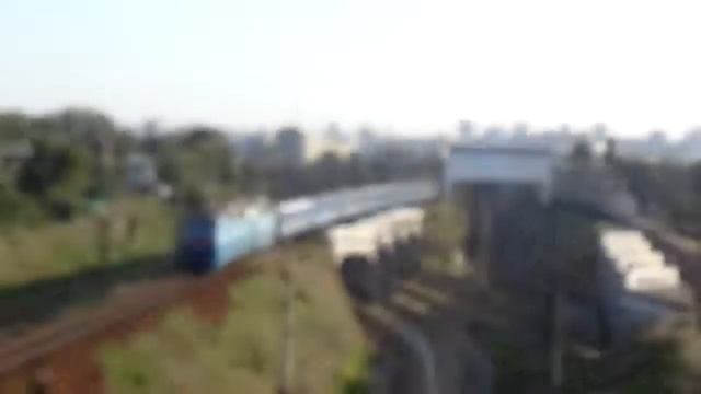 Электровоз ЧС7 с пассажирским поездом в парке "Н" станции Харьков-Пассажирский смотреть онлайн