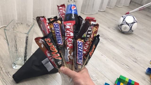 Мужской букет. Сникерс Пепси Марс Кит кат. Бизнес Дома . смотреть онлайн