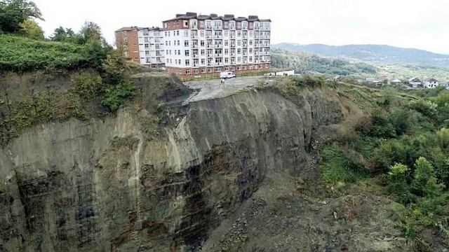 СОЧИ. МНОГОЭТАЖКИ ПАДАЮТ В ОБРЫВ? ОПОЛЗЕНЬ ПРОДОЛЖАЕТ РУШИТЬ ГОРУ! ЛЮДИ в ШОКЕ. смотреть онлайн