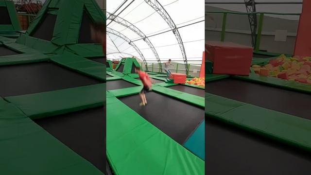 Как научиться делать шпагат за 1 секунду ? #шпагат #необучалка #яички смотреть онлайн