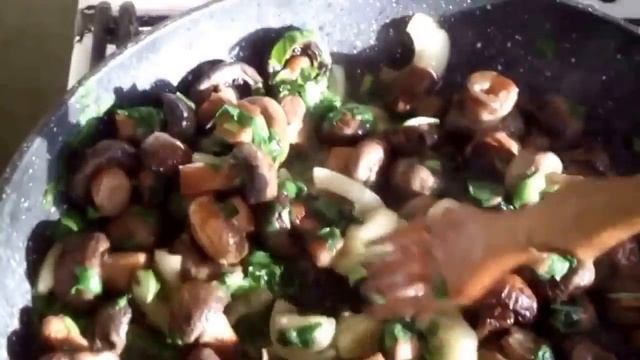 Грибочки цельные жаренные/Whole fried mushrooms смотреть онлайн
