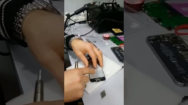 Nderrimi i ekranit LCD iphone 5S, Pjesa 1.Part 1 change LCD iphone 5S, cambiare LCD di Iphone 5S. смотреть онлайн