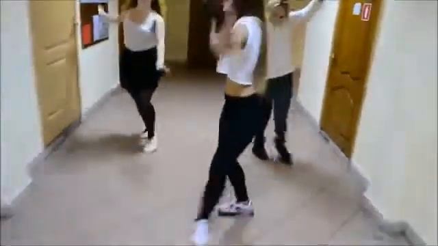Танец под песню "бьет бит"классно танцует!!! смотреть онлайн
