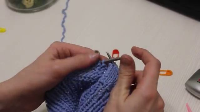 ДЕТСКАЯ ВЕСЕННЯЯ ШАПОЧКА С УШКАМИ СПИЦАМИ. ЧАСТЬ 1 смотреть онлайн