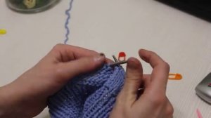 ДЕТСКАЯ ВЕСЕННЯЯ ШАПОЧКА С УШКАМИ СПИЦАМИ. ЧАСТЬ 1