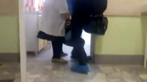 Ребёнка затаскивают к стоматологу D