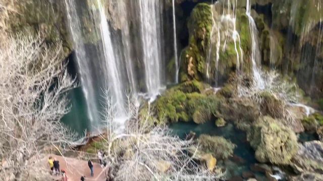 Турция, Мерсин, Мут, живописный водопад и пещера в глубине каньона. смотреть онлайн