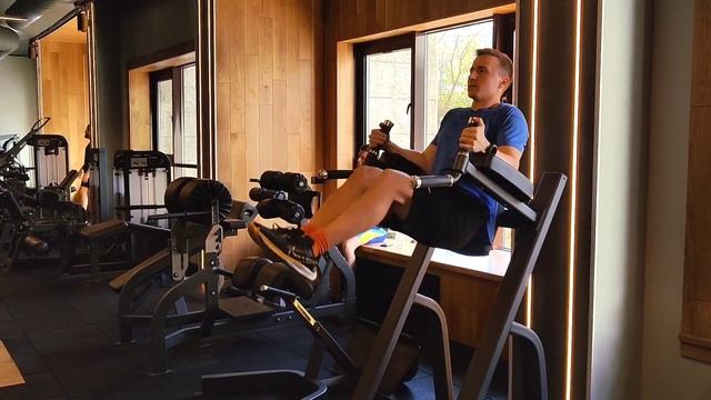 Підйоми ніг у тренажері. Вправа на прес на тренежері. Hanging Leg Raises ABS смотреть онлайн