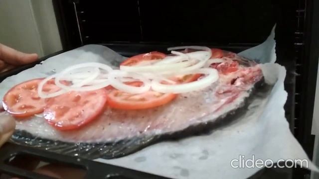 Карп запеченный в духовке с овощами! Очень вкусная рыба! Необычная разделка рыбы! смотреть онлайн