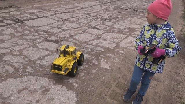 Лена и огромный трактор Кировец на пульте, катаем по лужам. Игрушки. RC Kids смотреть онлайн