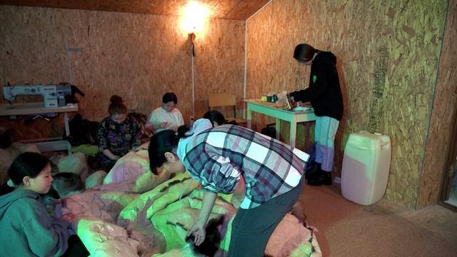 Воспитанницы интерната Ямальской школы зарабатывают на карманные расходы пошивом нюков смотреть онлайн