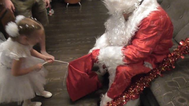 Дед Мороз пришел домой к Юле смотреть онлайн