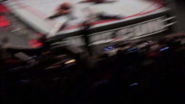 Big Show vs. Mark Henry (the ring collapse) смотреть онлайн