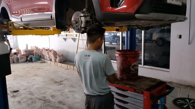 Performing change oil and brakes service on Kia Stonic ?? смотреть онлайн