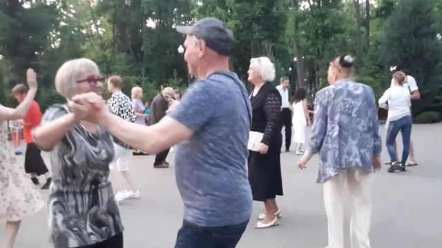 ТЫ МЕНЯ СВЕЛА С УМА!???/ТАНЦЫ В ПАРКЕ ГОРЬКОГО ХАРЬКОВ МАЙ 2021 смотреть онлайн