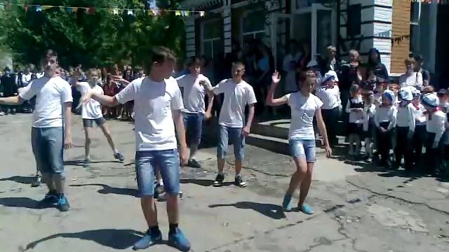 8-в класс ,,Акимовской гимназии,,танцует флешмоб. смотреть онлайн