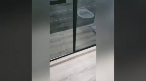 Перегородка для душа из каленого стекла.