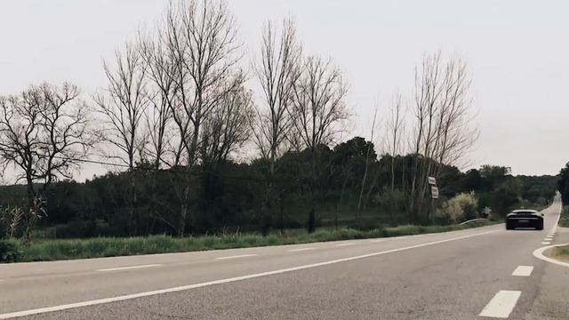 Bugatti Chiron flyby at 300+ kmh смотреть онлайн