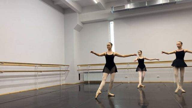 4 Екзерсис на пальцях 05 Glissade en tournant смотреть онлайн