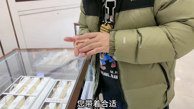 给媳妇儿子花4万多买金镯子，看儿子的举动真挺逗，这回够大气！ смотреть онлайн