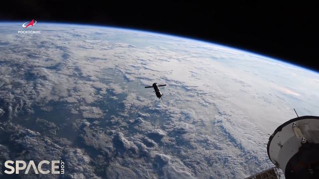 Watch a Russian spacecraft burn up in Earth's atmosphere from space station смотреть онлайн