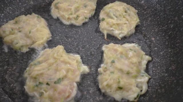 Потрясающе Вкусно! Необычные оладьи с кабачком, фаршем и картошкой! смотреть онлайн