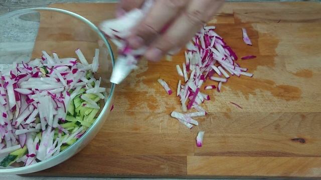 Вкусная окрошка на кефире. Секрет - в ОСНОВЕ!!!! смотреть онлайн